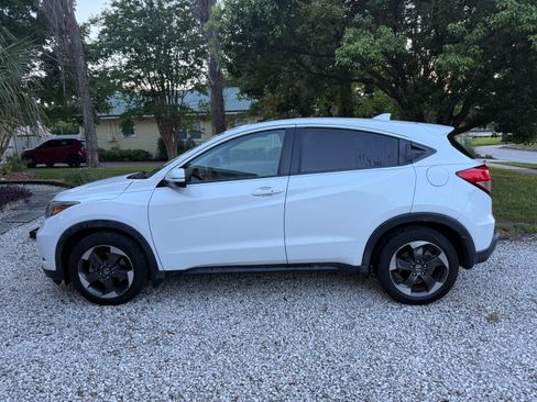 Used 2018 Honda HR-V EX image 2