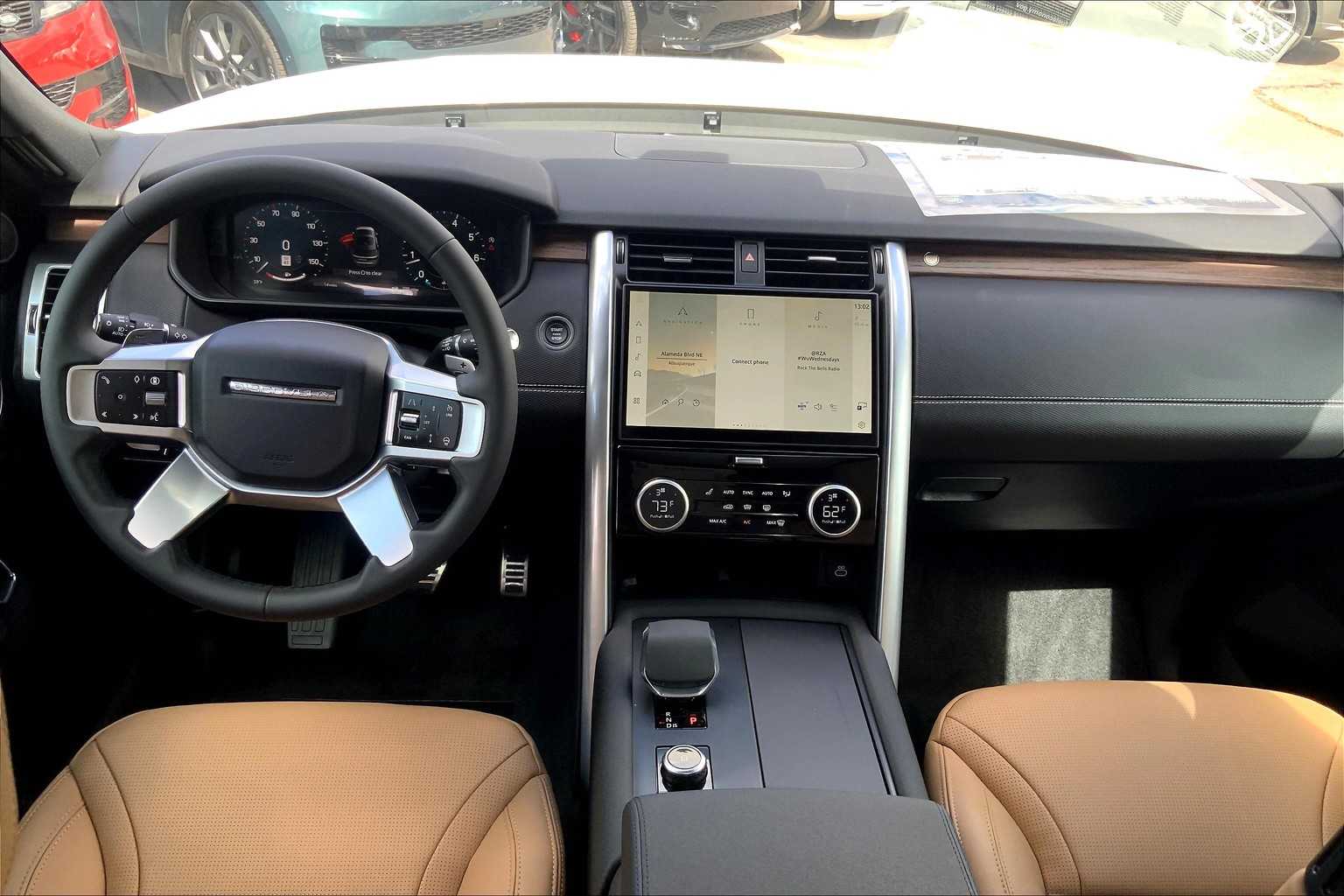 Used 2025 Land Rover Discovery Dynamic SE AWD/4WD image 9