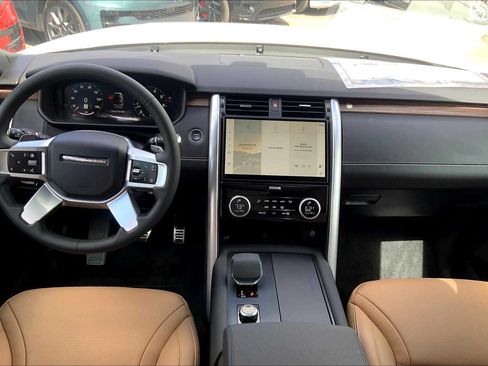 Used 2025 Land Rover Discovery Dynamic SE AWD/4WD image 9