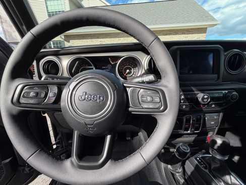 Used 2023 Jeep Gladiator Sport image 3