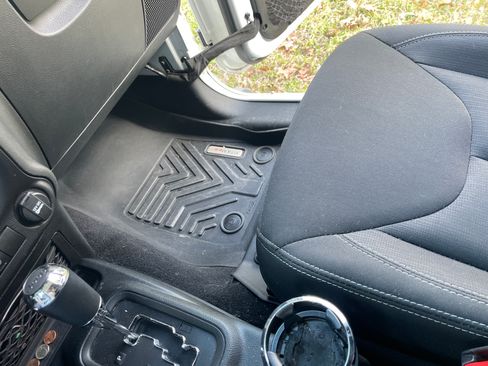 Used 2018 Jeep Wrangler Unlimited Sahara w/ Connectivity Group image 12