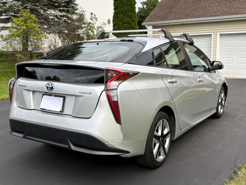 Used 2017 Toyota Prius Four Touring w/ Carpet Mat Package FWD image 2