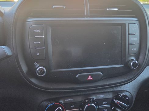 Used 2022 Kia Soul LX FWD image 4