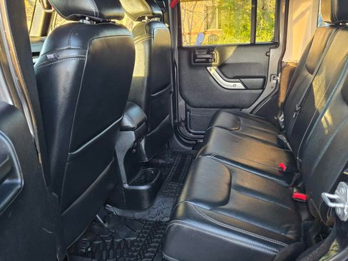 Used 2016 Jeep Wrangler Unlimited Rubicon image 13