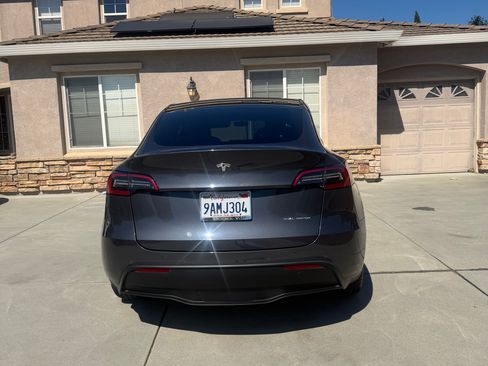 Used 2022 Tesla Model Y Long Range image 6