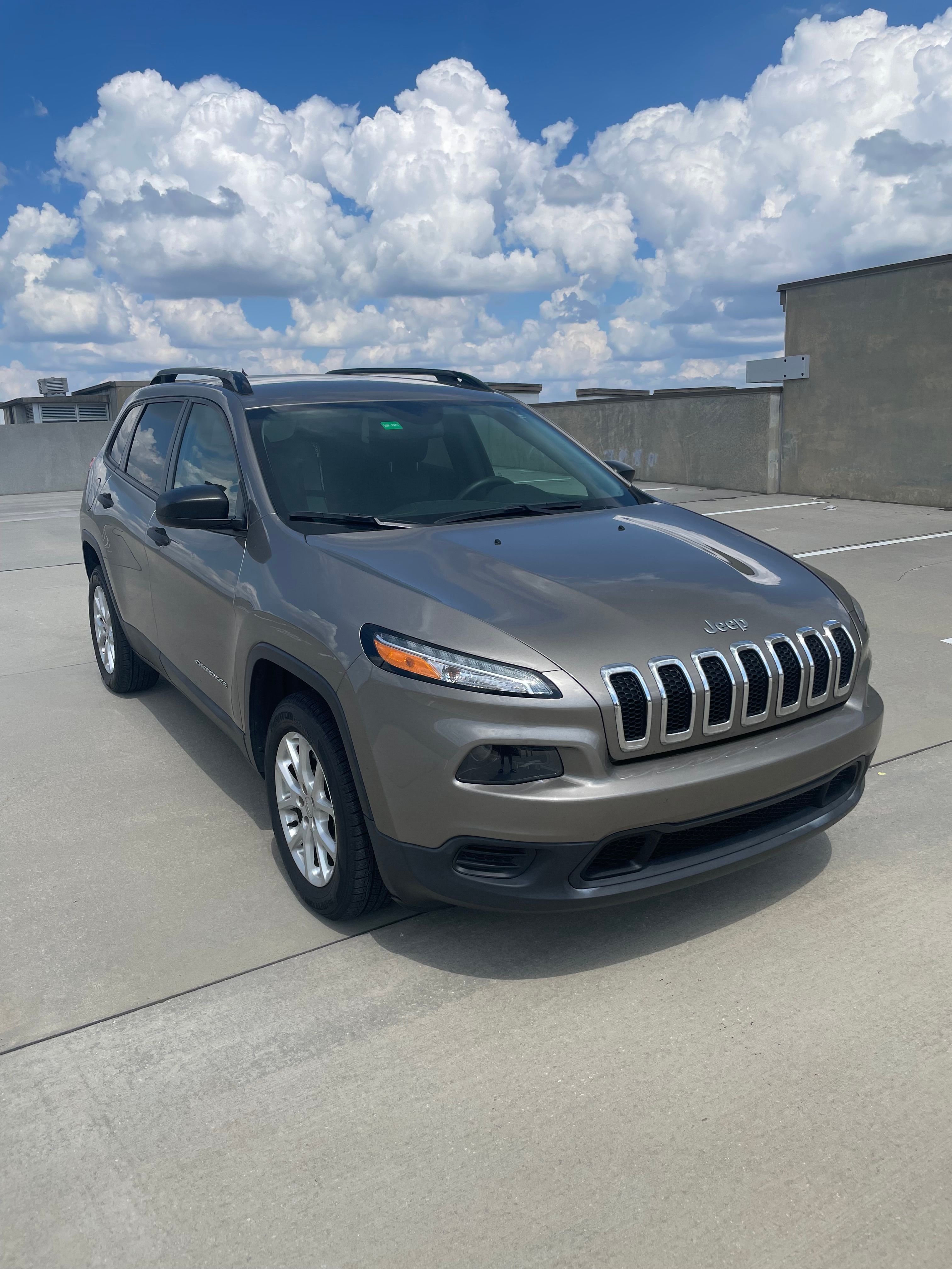 Used 2017 Jeep Cherokee Sport FWD image 1