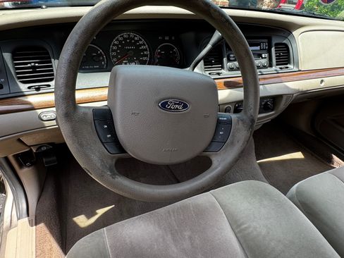 Used 2005 Ford Crown Victoria RWD image 14