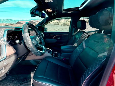 Used 2025 GMC Canyon Denali image 17