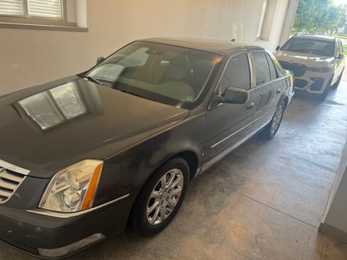 Used 2009 Cadillac DTS w/ Sun And Navigation Package FWD image 2