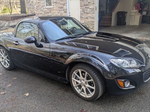 Used 2010 MAZDA MX-5 Miata Grand Touring w/ Premium Pkg image 2