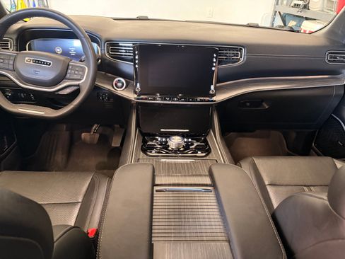 Used 2023 Jeep Wagoneer Series III w/ Premium Group I AWD/4WD image 12