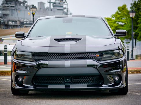 Used 2016 Dodge Charger R/T Scat Pack w/ Technology Group RWD image 2