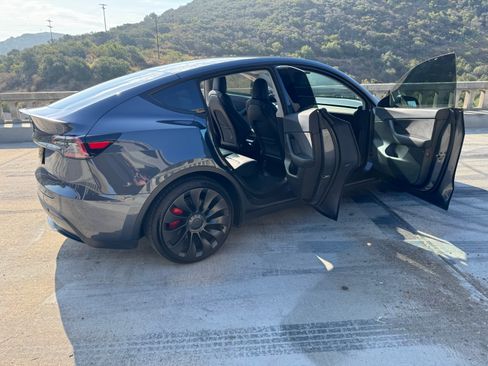 Used 2022 Tesla Model Y Performance image 9