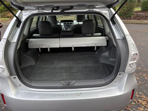 Used 2012 Toyota Prius V Five image 15