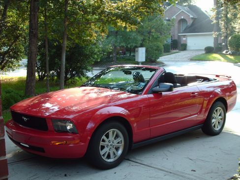 Used 2007 Ford Mustang Deluxe Convertible image 1