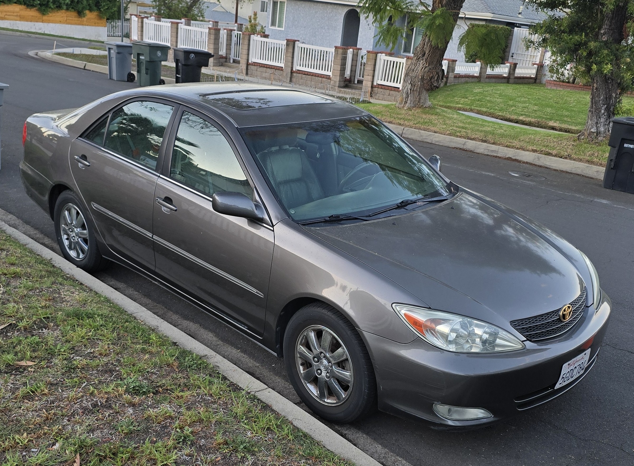 Used 2004 Toyota Camry XLE w/ XLE Premium Pkg FWD image 1