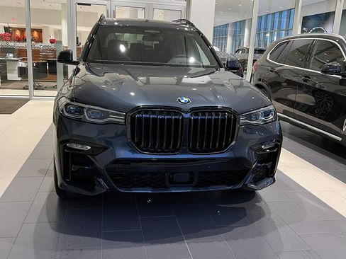 Used 2022 BMW X7 M50i image 2
