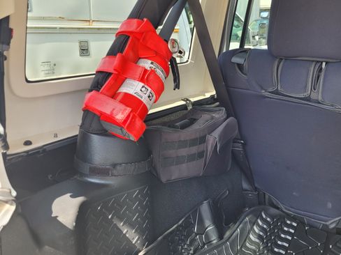 Used 2016 Jeep Wrangler Unlimited Sahara w/ Connectivity Group image 10