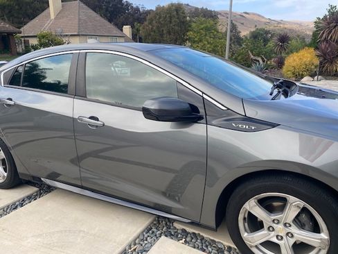 Used 2017 Chevrolet Volt LT FWD image 6