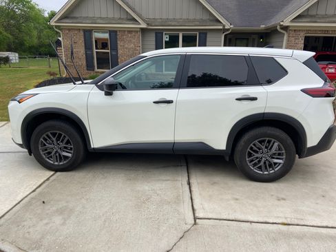 Used 2023 Nissan Rogue S image 2