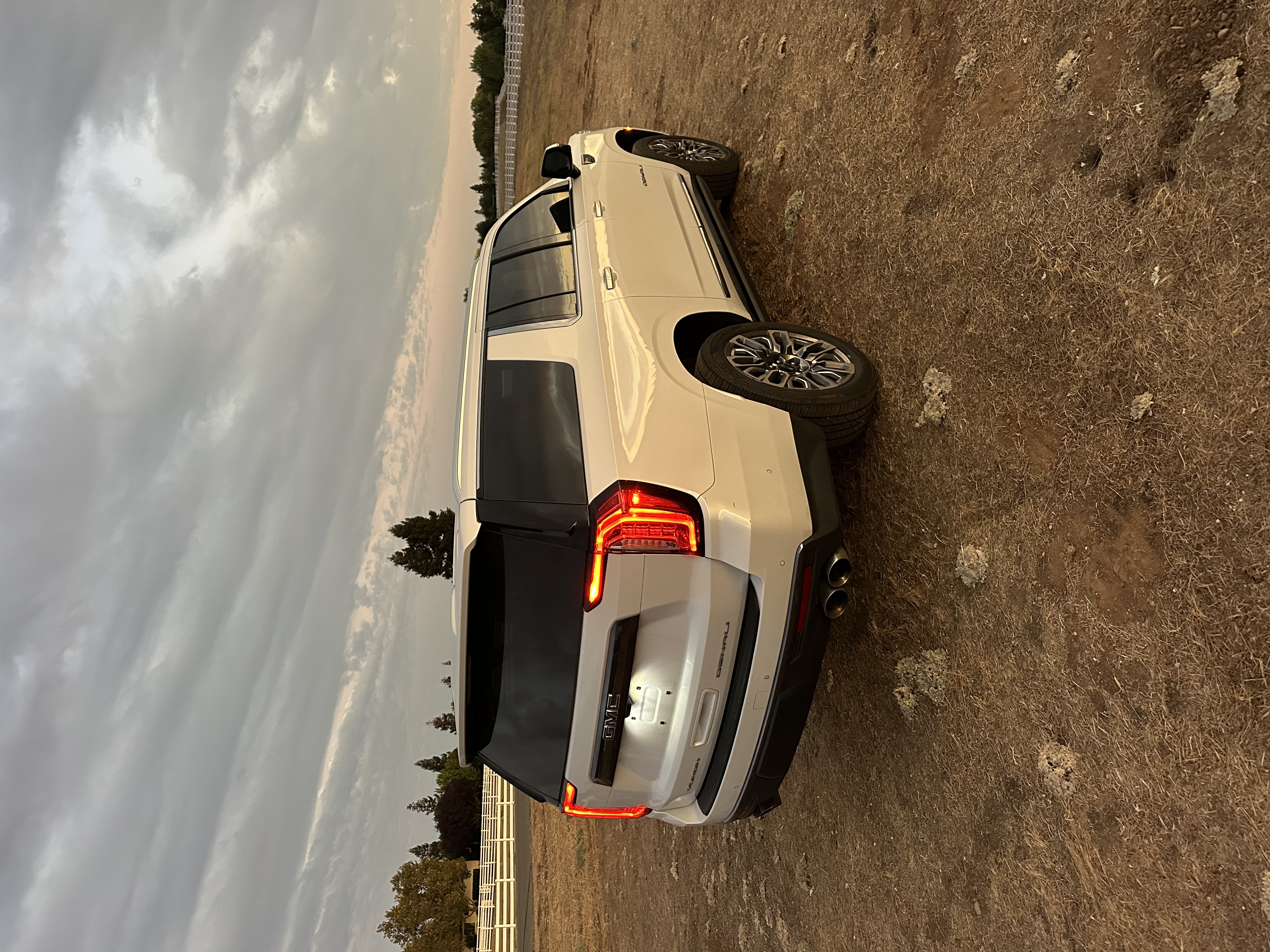 Used 2023 GMC Yukon XL Denali Ultimate AWD/4WD image 4