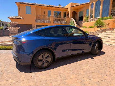 Used 2026 Tesla Model Y Long Range RWD image 2