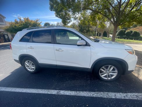 Used 2014 Kia Sorento LX FWD image 2