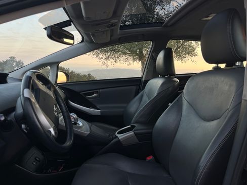 Used 2015 Toyota Prius Four w/ Deluxe Solar Roof Package FWD image 11