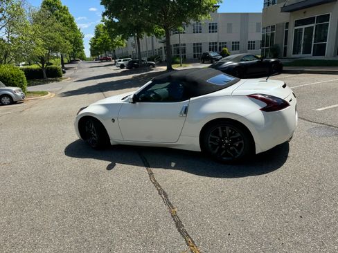 Used 2015 Nissan 370Z Touring image 14