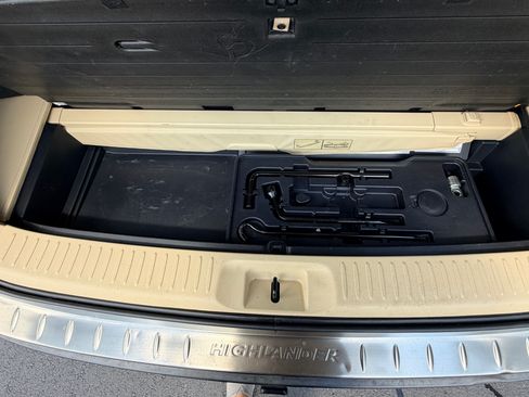 Used 2019 Toyota Highlander Limited Platinum FWD image 28