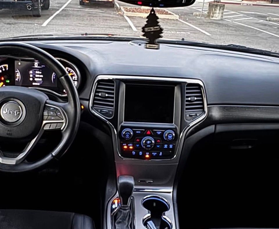 Used 2018 Jeep Grand Cherokee Altitude RWD image 5