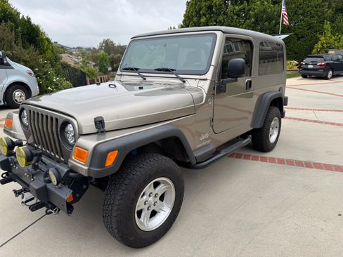 Used 2005 Jeep Wrangler Unlimited w/ Premium Audio Group AWD/4WD image 1