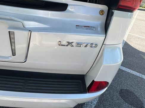 Used 2021 Lexus LX 570 4WD w/ Luxury Package image 11