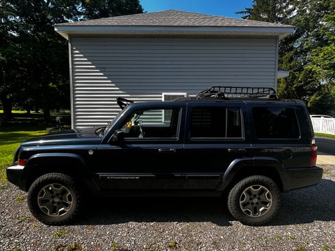 Used 2010 Jeep Commander Sport w/ Sun/Sound Group AWD/4WD image 4
