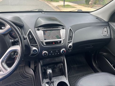 Used 2011 Hyundai Tucson GLS w/ Navigation Pkg 2 FWD image 11