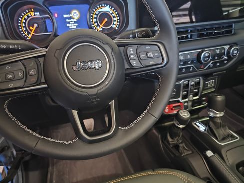 Used 2025 Jeep Gladiator Mojave image 11