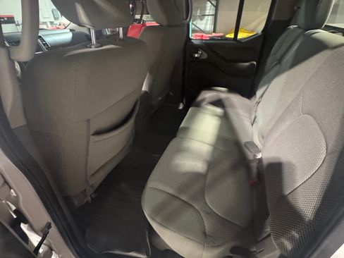 Used 2019 Nissan Frontier SV image 6