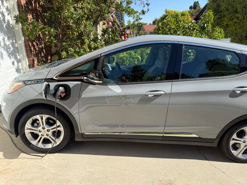 Used 2020 Chevrolet Bolt LT FWD image 2