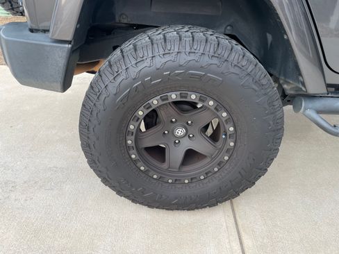 Used 2017 Jeep Wrangler Unlimited Sahara w/ Connectivity Group image 11