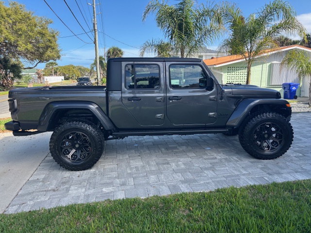 Used 2023 Jeep Gladiator Sport AWD/4WD image 1
