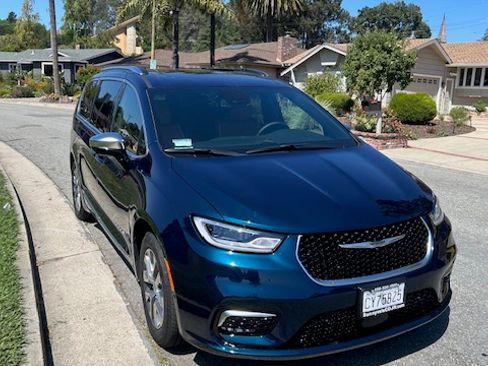 Used 2025 Chrysler Pacifica Pinnacle image 12