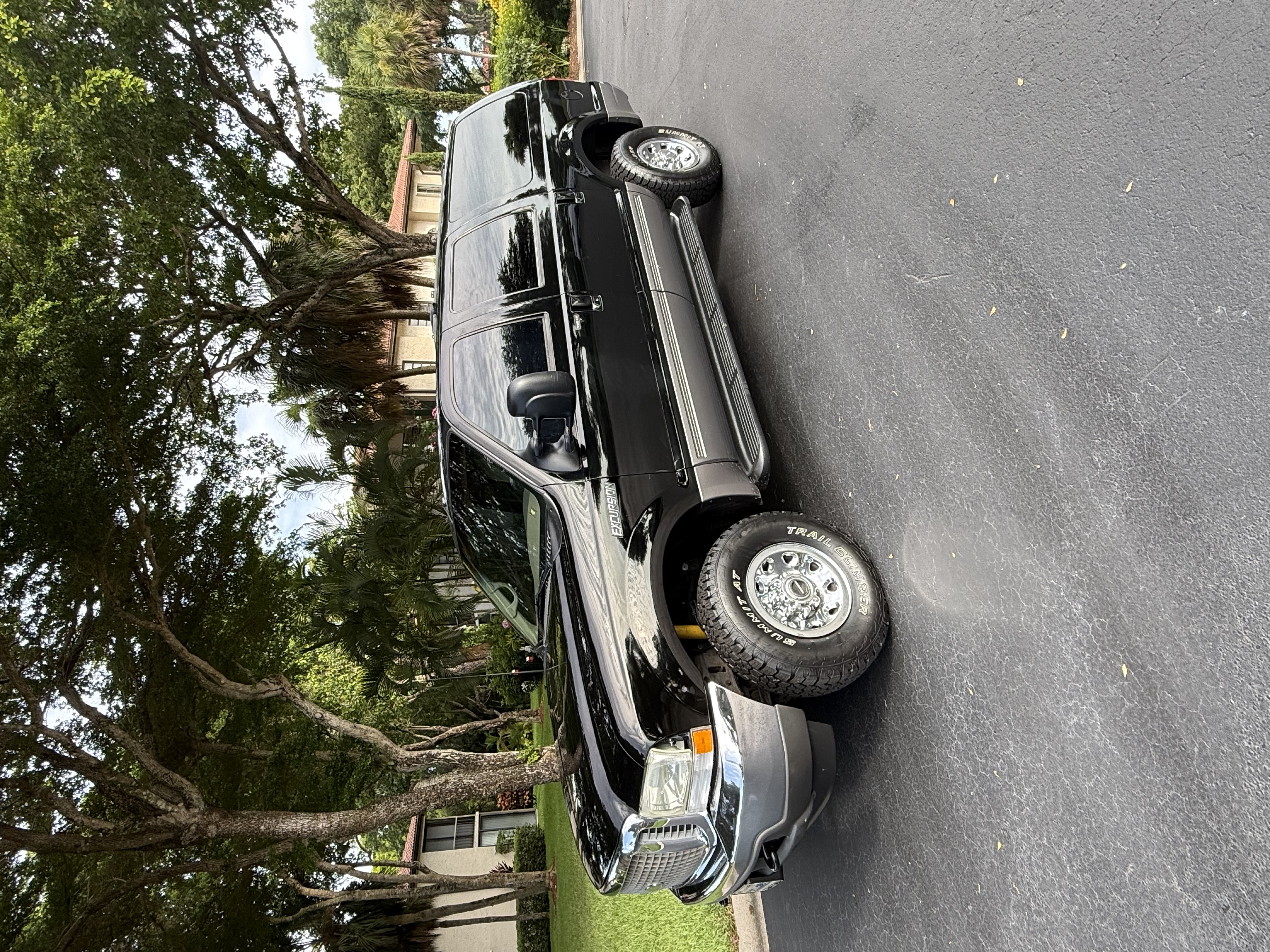 Used 2002 Ford Excursion XLT AWD/4WD image 2