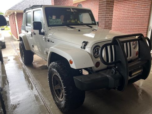Used 2013 Jeep Wrangler Unlimited Sahara w/ Connectivity Group AWD/4WD image 2