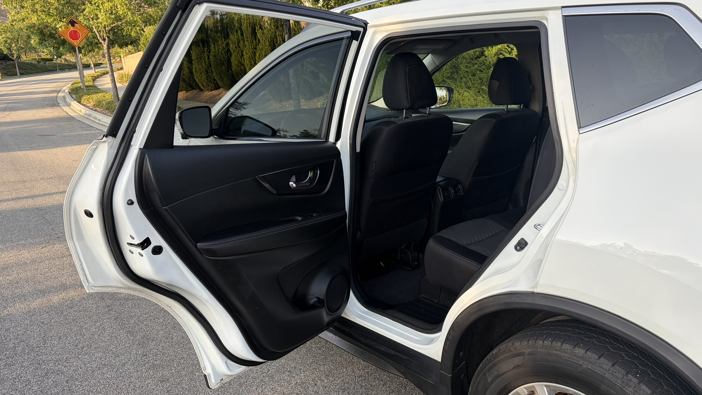 Used 2017 Nissan Rogue SV w/ SV Premium Package AWD/4WD image 13