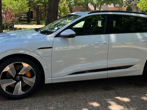 Used 2022 Audi e-tron Premium Plus w/ Premium Plus Package AWD/4WD image 5