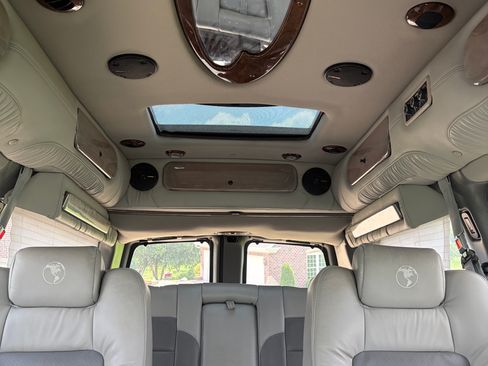 Used 2009 GMC Savana 1500 AWD w/ Preferred Equipment Group image 6