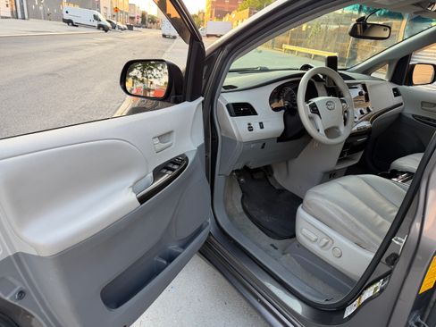 Used 2011 Toyota Sienna LE FWD image 2