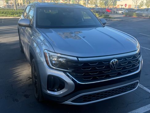 Used 2025 Volkswagen Atlas Cross Sport SE image 2