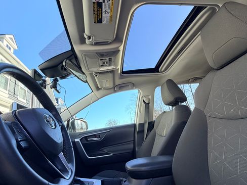 Used 2020 Toyota RAV4 XLE w/ Convenience Package image 12