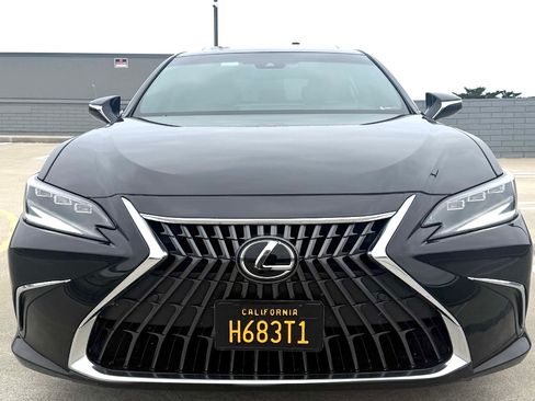 Used 2024 Lexus ES 300h w/ Premium Package FWD image 2